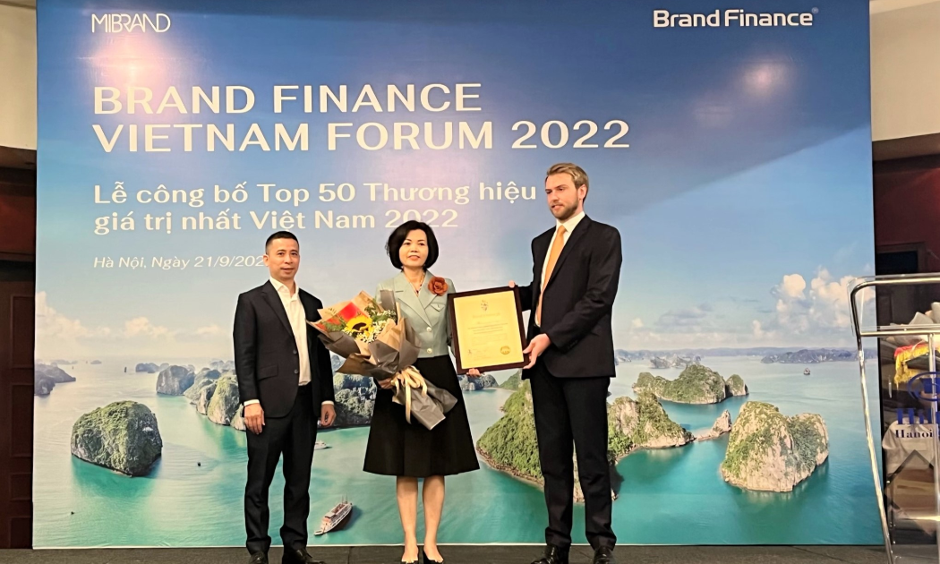 Đại diện Brand Finance trao chứng nhận “Vinamilk - Thương hiệu sữa lớn thứ 6 thế giới” cho Bà Bùi Thị Hương - Giám đốc Điều hành Vinamilk.