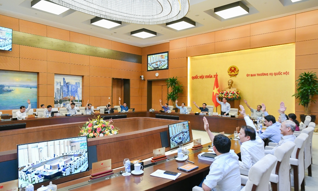 100% thành viên Ủy ban Thường vụ Quốc hội biểu quyết nhất trí thông qua 2 nghị quyết. Ảnh - Quochoi.vn.