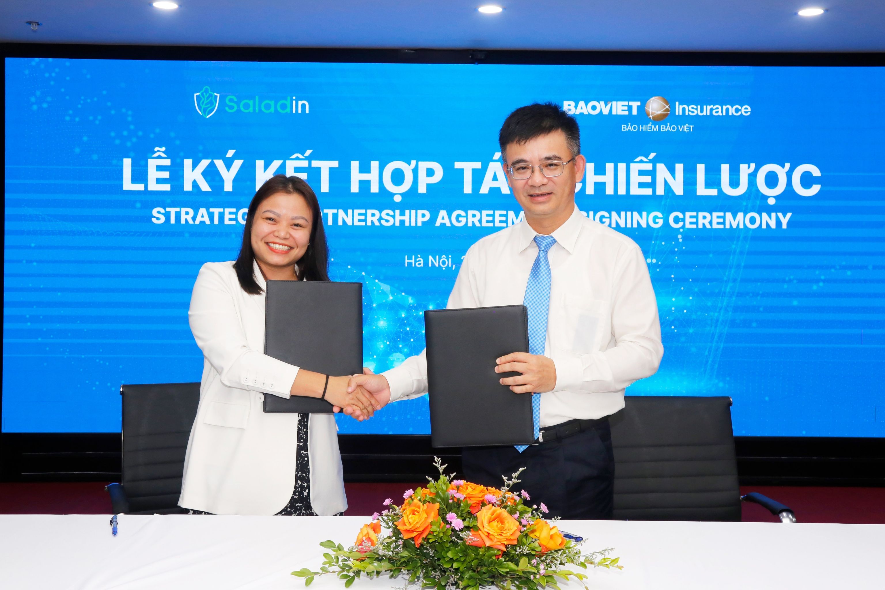 Ông Nguyễn Quang Hưng - Phó Tổng Giám Đốc Tổng Công ty Bảo hiểm Bảo Việt và Bà Lê Thị Thanh Vân – Tổng Giám Đốc Công ty TNHH Tư Vấn và Công Nghệ 10X ký biên bản thoả thuận hợp tác chiến lược.