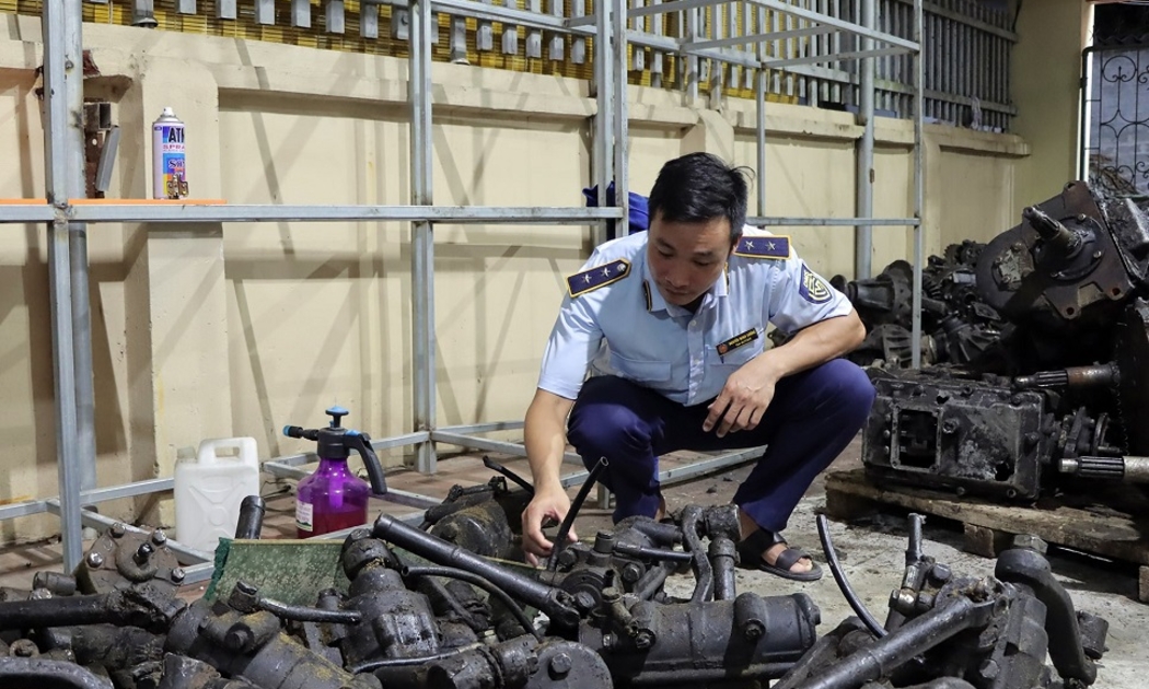 Linh phụ kiện, phụ tùng dùng cho ô tô đã qua sử dụng là những sản phẩm thuộc danh mục hàng hóa cấm nhập khẩu. Ảnh: Tổng cục Quản lý thị trường.