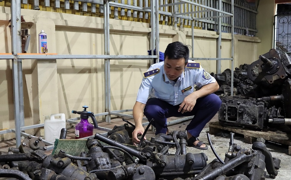 Linh phụ kiện, phụ tùng dùng cho ô tô đã qua sử dụng là những sản phẩm thuộc danh mục hàng hóa cấm nhập khẩu. Ảnh: Tổng cục Quản lý thị trường.