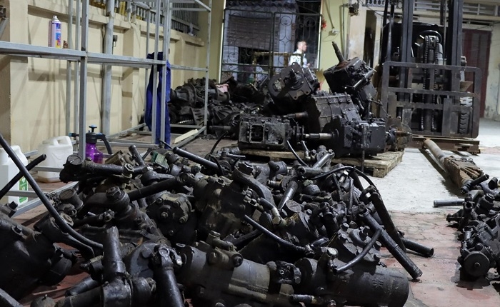 Ước t&iacute;nh, trọng lượng phụ t&ugrave;ng ph&aacute;t hiện thu giữ tại đ&acirc;y l&ecirc;n đến hơn 10 tấn. Ảnh: Tổng cục Quản l&yacute; thị trường.