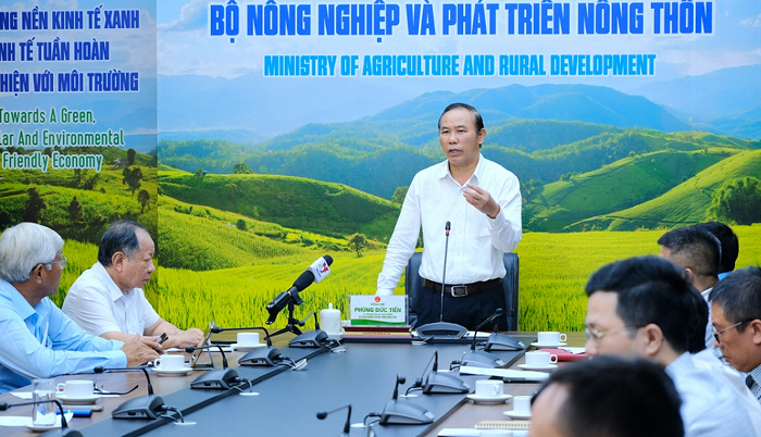 Thứ trưởng Phùng Đức Tiến chủ trì cuộc họp.