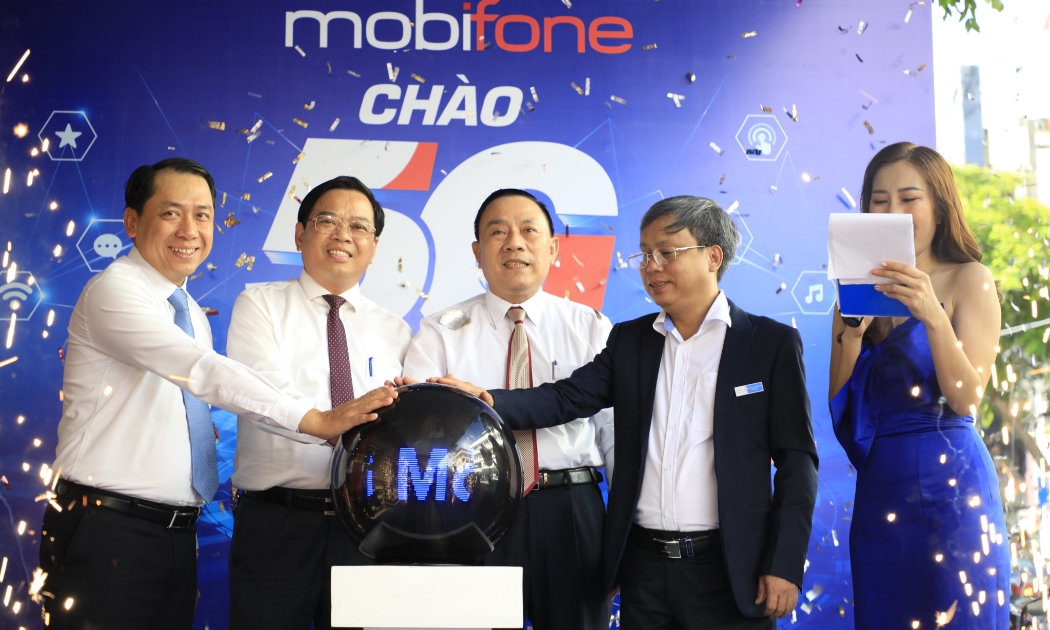 Đại diện MobiFone, Sở Thông tin và Truyền thông tỉnh Khánh Hòa lãnh đạo UBND thành phố Nha Trang nhấn nút khai trương 5G tại Nha Trang.
