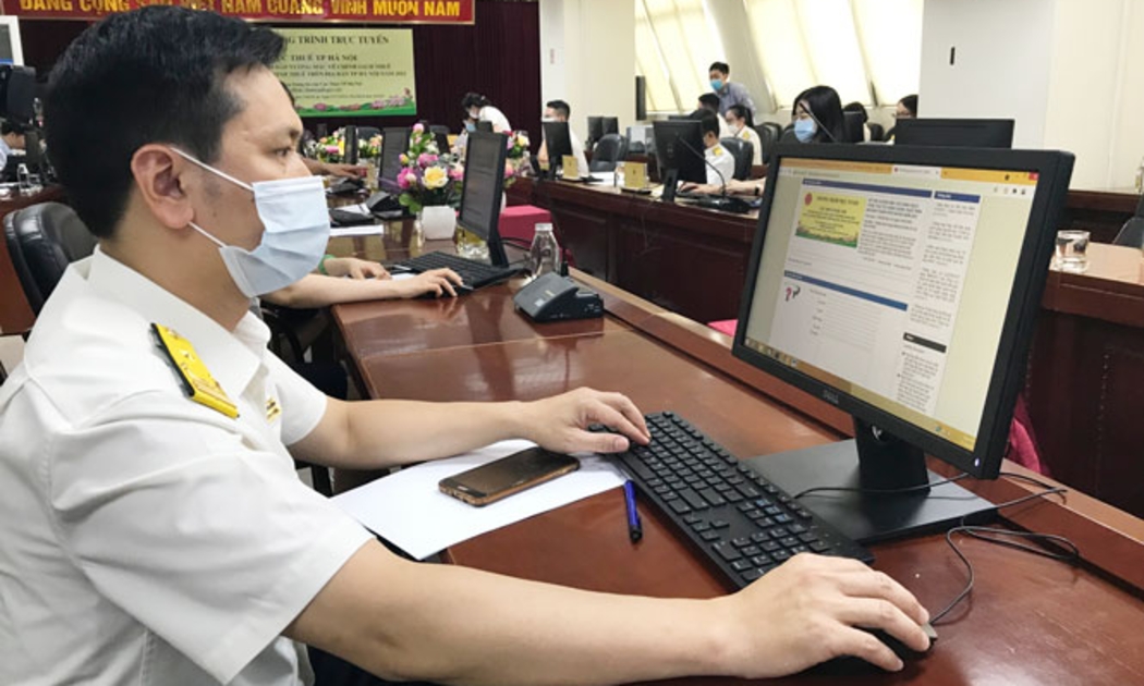 Cán bộ Cục thuế Hà Nội hỗ trợ doanh nghiệp qua website của Cục