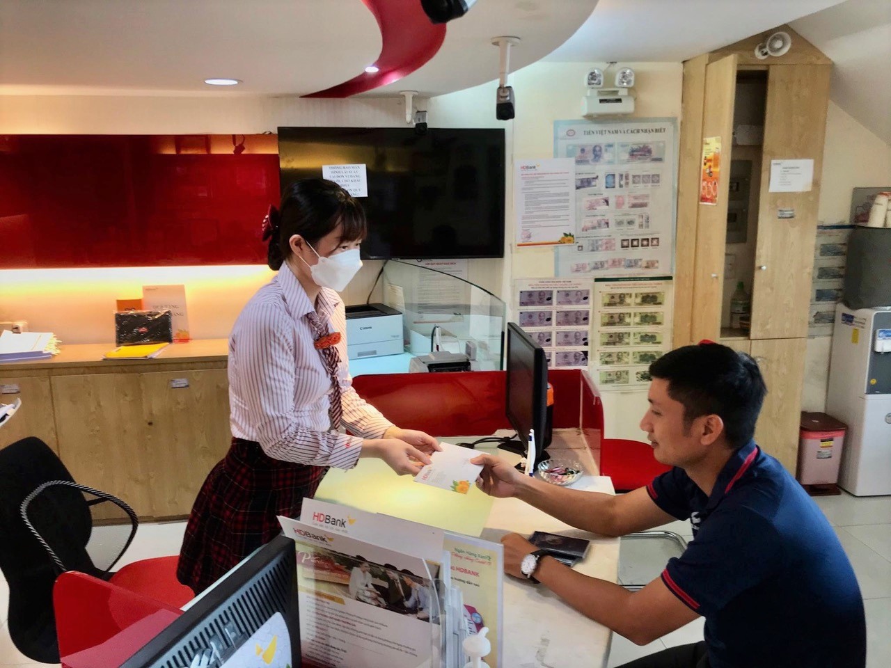 Kh&aacute;ch h&agrave;ng đến nhận ngoại tệ mặt tại quầy giao dịch của HDBank Trường Sơn, c&aacute;ch s&acirc;n bay T&acirc;n Sơn Nhất chỉ 300m.