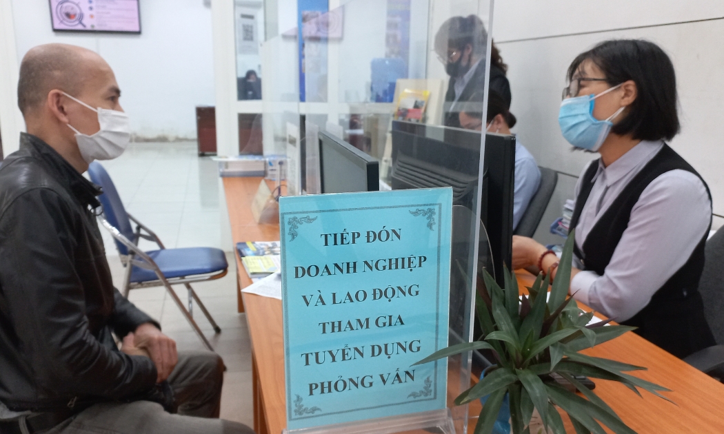 Người lao động được tư vấn giới thiệu việc làm tại sàn việc làm Hà Nội. Ảnh - N.Dương.