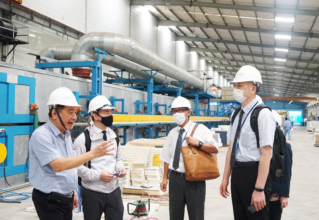 Chủ tịch Trần Văn Sơn (ngoài cùng bên trái) chia sẻ thông tin với đối tác Nhật Bản.
