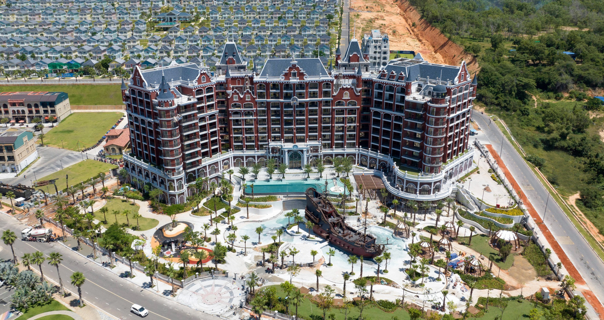 Những tiện ích đẳng cấp như khách sạn tiêu chuẩn 5 sao Movenpick Resort Phan Thiet hay cụm sân golf PGA 36 hố đã đưa vào vận hành.