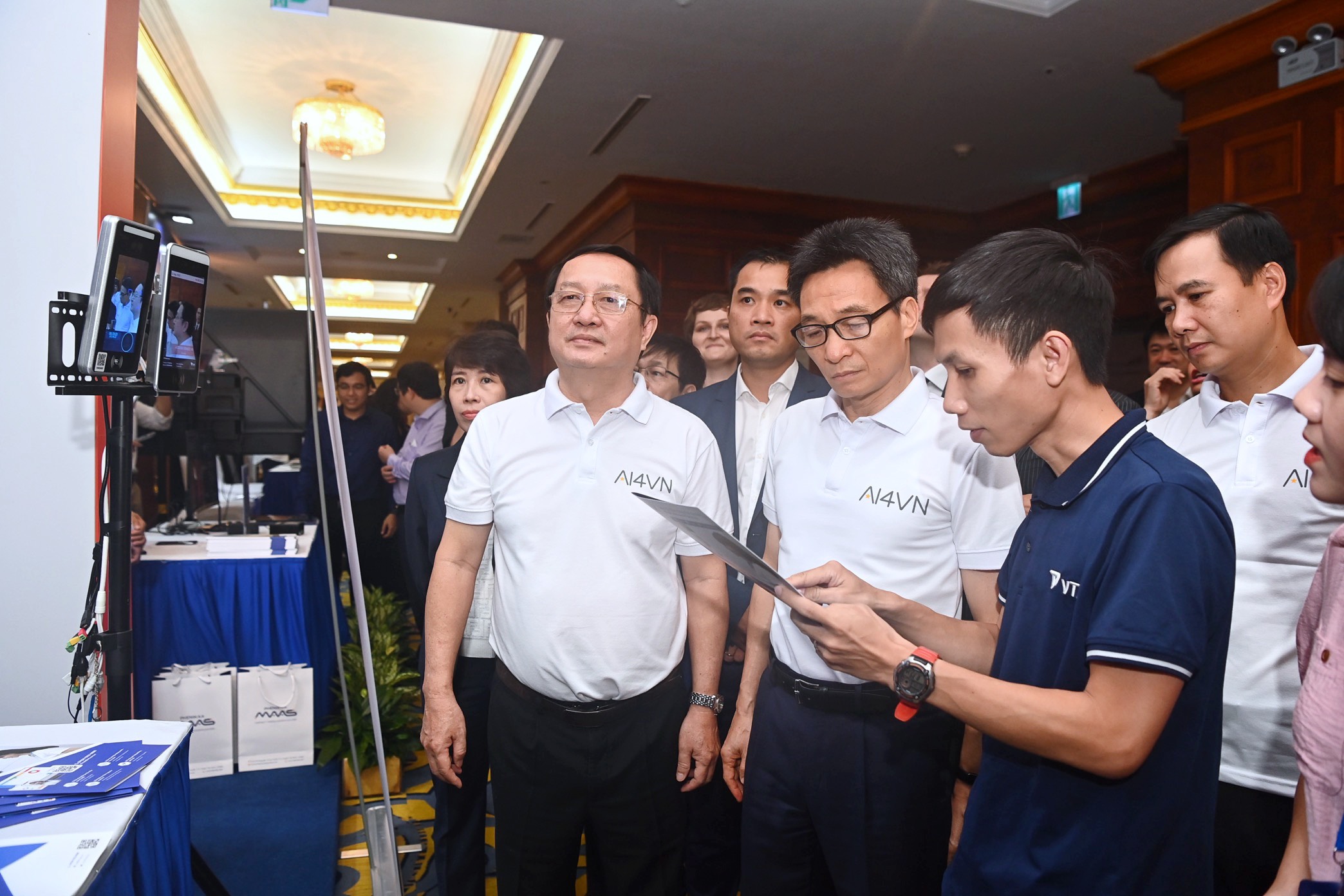 Phó Thủ tướng Vũ Đức Đam và Bộ trưởng Bộ Khoa học và Công nghệ Huỳnh Thành Đạt thăm các gian hàng công nghệ AI