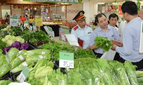 Siết chặt quản lý, ngăn rau chợ tuồn vào siêu thị bán với giá cao