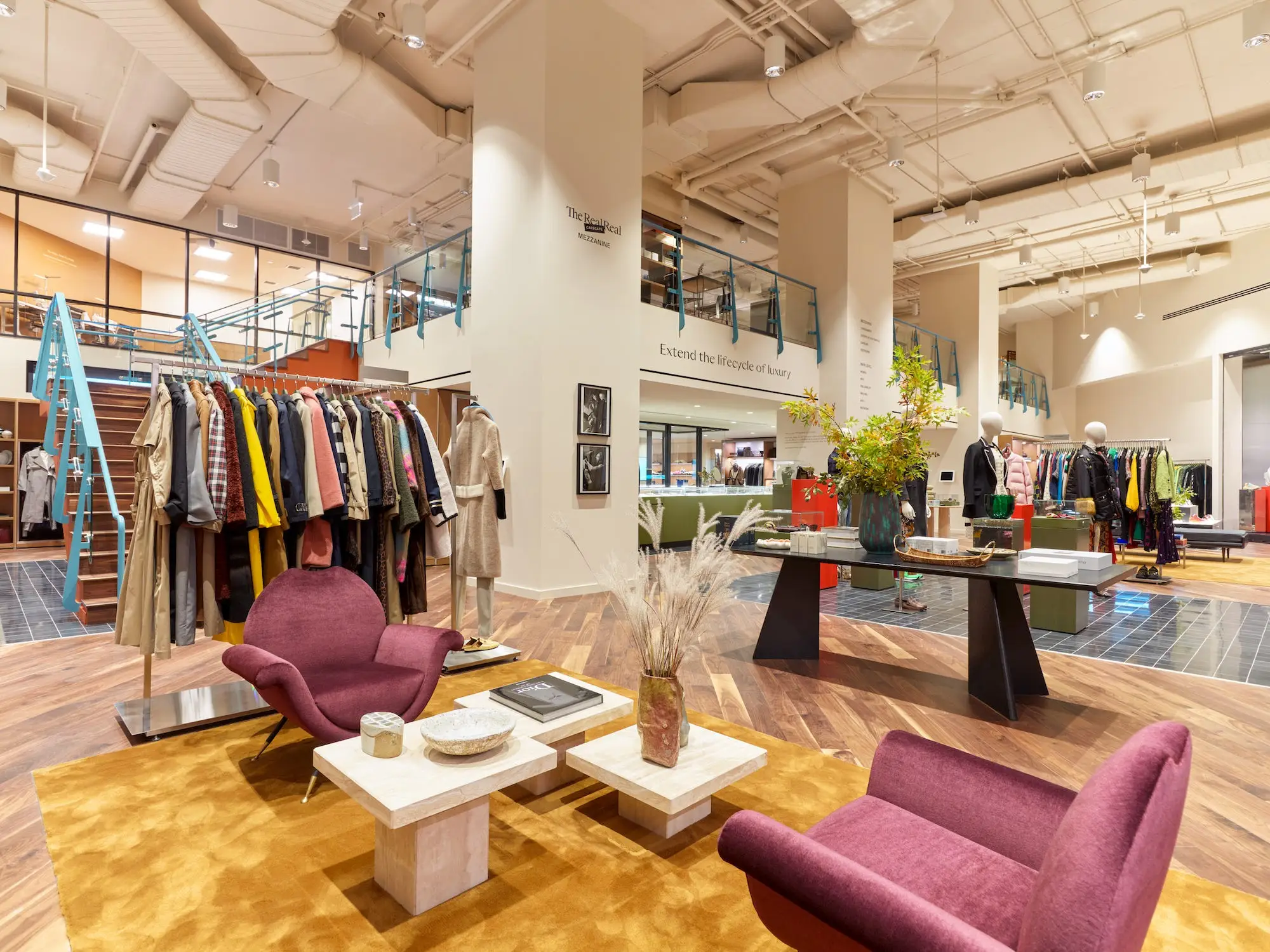 The RealReal l&agrave; nền tảng&nbsp;trực tuyến lớn nhất thế giới về h&agrave;ng h&oacute;a xa xỉ được x&aacute;c thực v&agrave; b&aacute;n lại.