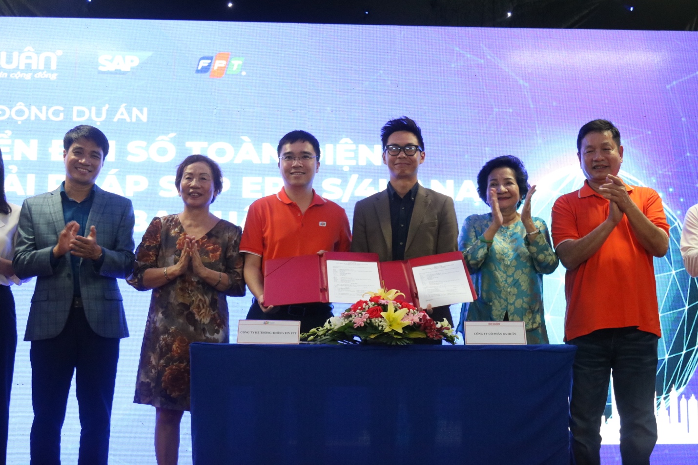 Ông Nguyễn Hoàng Minh -  Tổng Giám đốc FPT IS đại diện Tập đoàn FPT ký kết hợp tác chuyển đổi số toàn diện cùng Ông Trần Việt Hưng - Tổng giám đốc Công ty Cổ phần Ba Huân.
