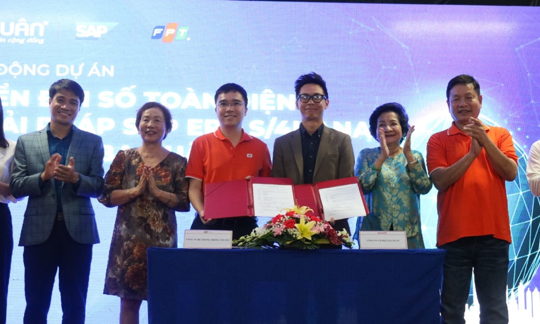 Ông Nguyễn Hoàng Minh -  Tổng Giám đốc FPT IS đại diện Tập đoàn FPT ký kết hợp tác chuyển đổi số toàn diện cùng Ông Trần Việt Hưng - Tổng giám đốc Công ty Cổ phần Ba Huân.