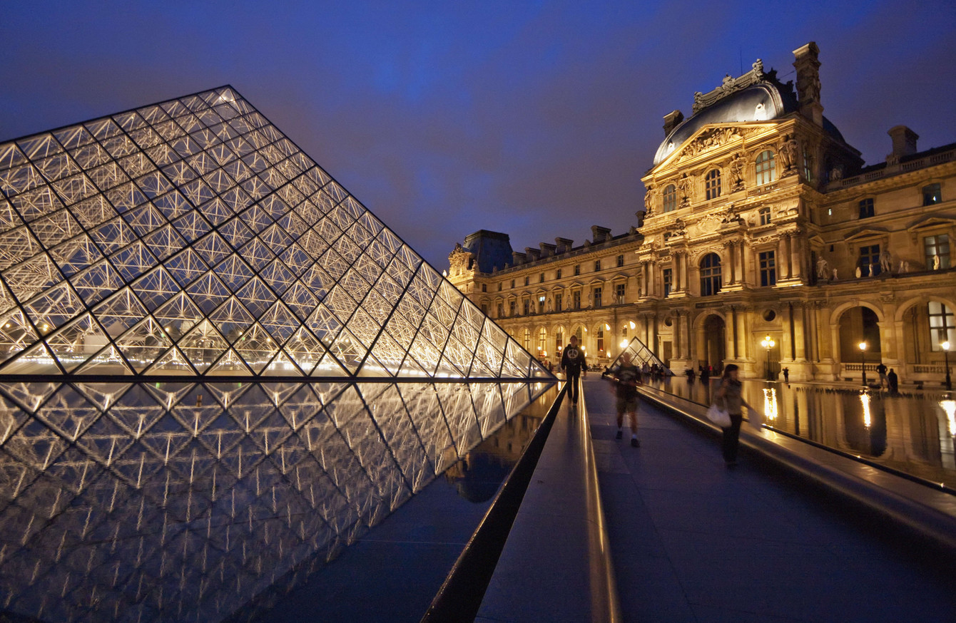C&aacute;c địa điểm du lịch như bảo t&agrave;ng Louvre v&agrave; cung điện Versailles cũng phải tắt đ&egrave;n sớm để tiết kiệm điện.