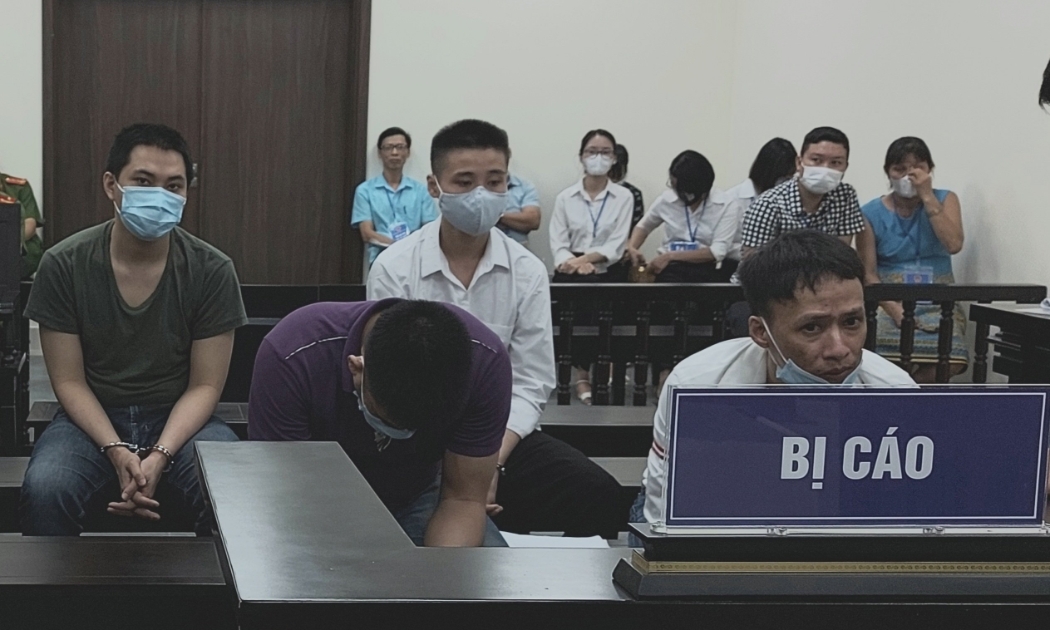 Các bị cáo hầu tòa.