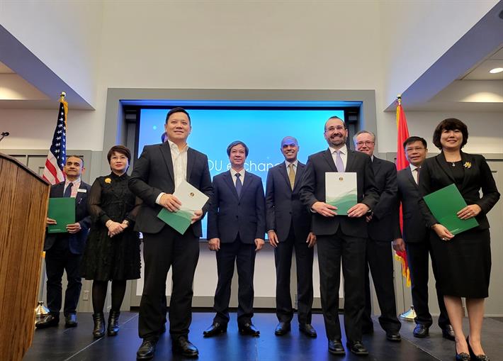 10 thỏa thuận hợp tác được trao giữa đại diện cơ quan quản lý giáo dục, đại diện các cơ sở giáo dục, tập đoàn giáo dục hai nước Việt Nam - Hoa Kỳ.
