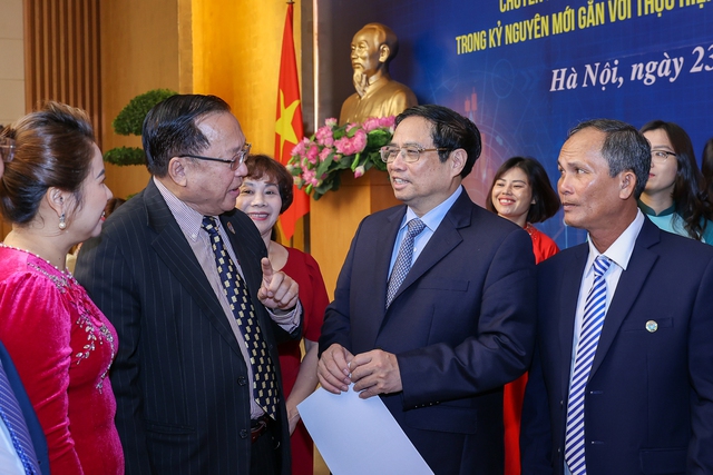 Thủ tướng trao đổi với c&aacute;c đại biểu dự Diễn đ&agrave;n. Ảnh - VGP.&nbsp;