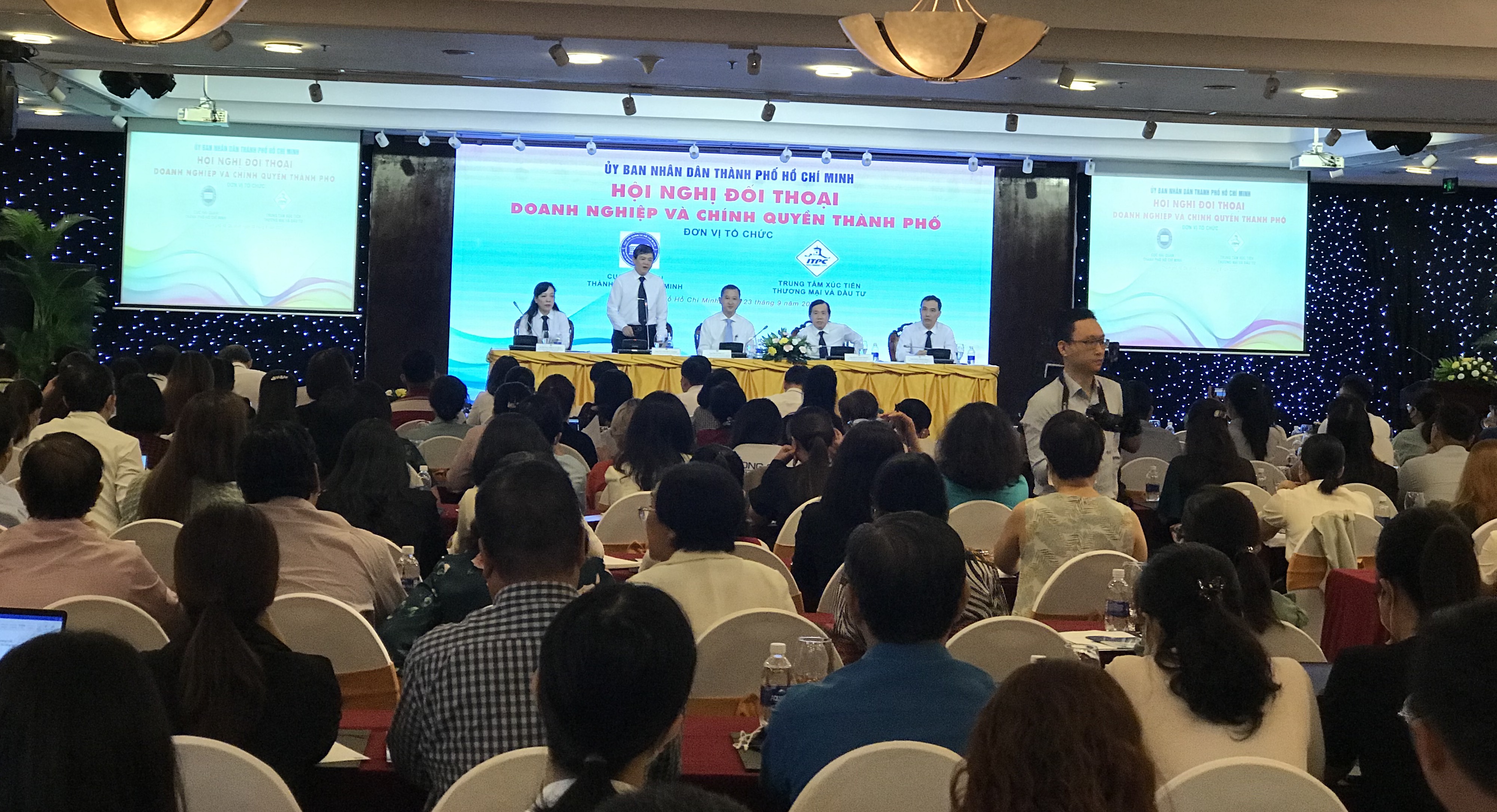 Đại diện c&aacute;c ph&ograve;ng tham mưu của Cục Hải quan TP.HCM đ&atilde; giới thiệu hướng dẫn cho c&aacute;c doanh nghiệp nhiều nội dung mới li&ecirc;n quan đến hoạt động thương mại xuất nhập khẩu h&agrave;ng h&oacute;a c&oacute; hiệu lực năm 2022 - Ảnh: VE.