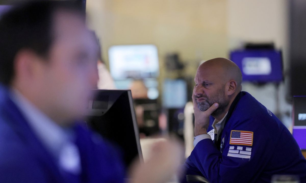 Hai nhà giao dịch cổ phiếu trên sàn NYSE ở New York hôm 13/9 - Ảnh: Reuters.