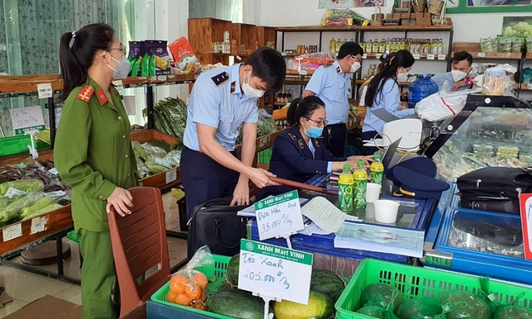 Ngày 21/9, QLTT TP. Hồ Chí Minh ra quân kiểm tra, xử lý hành vi kinh doanh rau củ quả không nguồn gốc (ảnh Tổng cục QLTT)