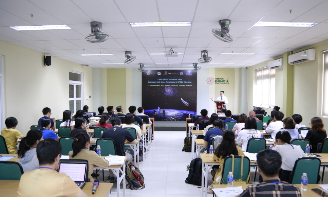 Quang cảnh Hội thảo quốc tế Thiên văn học và ừng dụng công nghệ vũ trụ trong giáo dục STEAM 2022