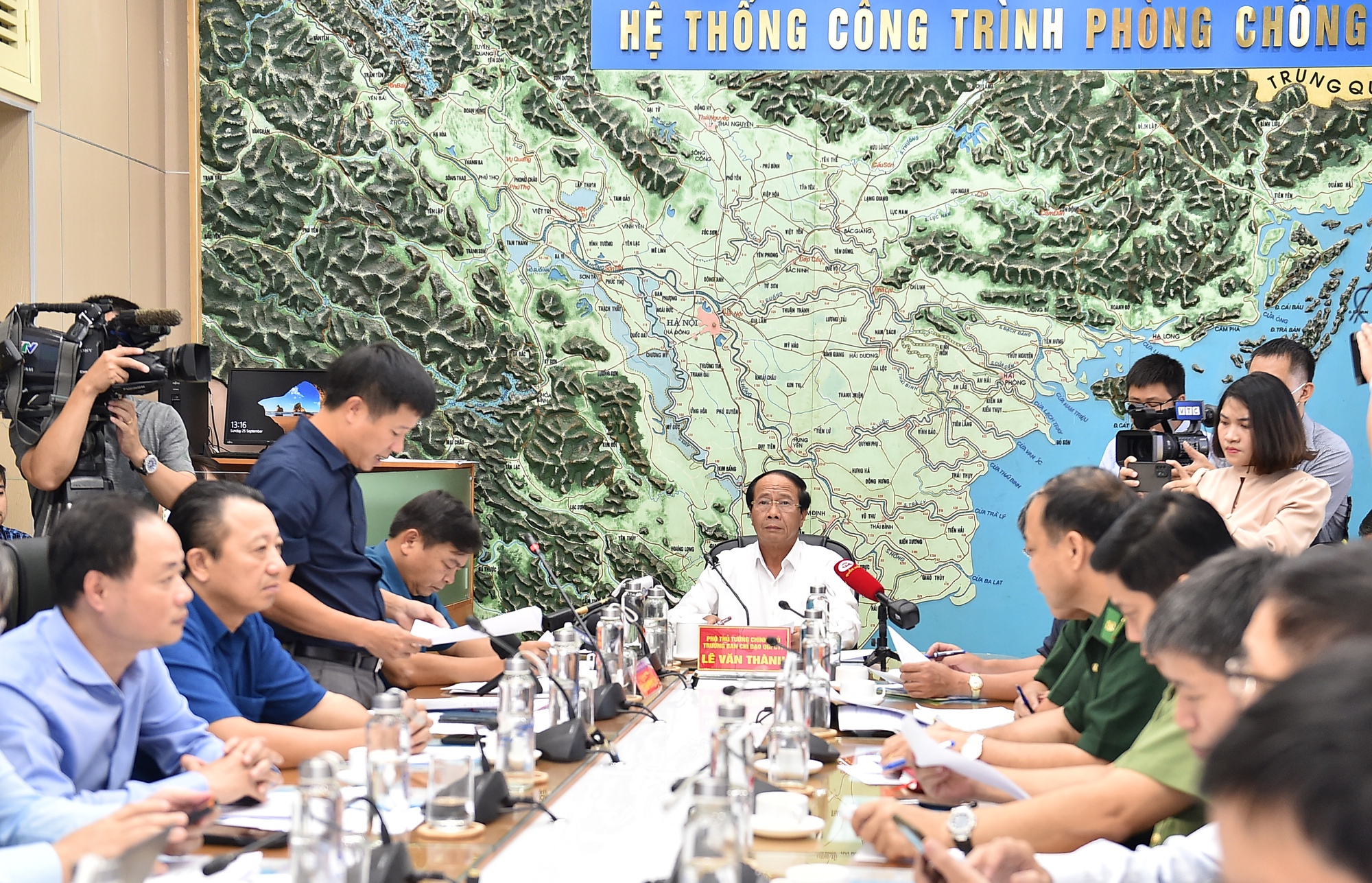 Phó Thủ tướng Lê Văn Thành nghe báo cáo về tình hình ứng phó bão Noru - Ảnh VGP