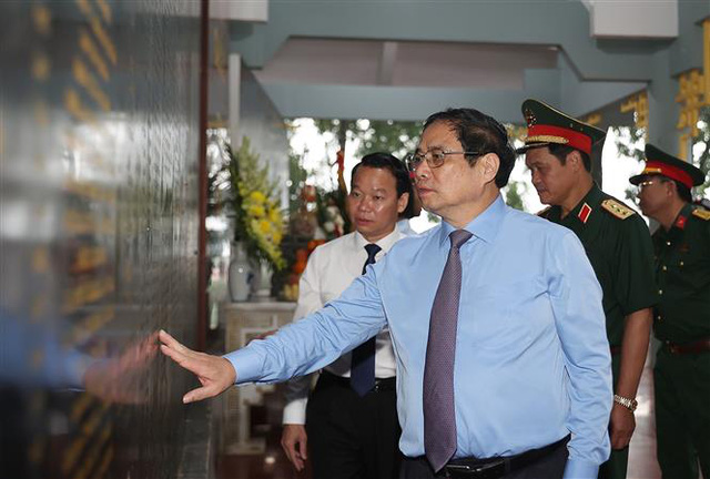 Thủ tướng Phạm Minh Chính xem bia ghi danh tưởng nhớ các Anh hùng liệt sĩ tại Khu Di tích lịch sử, văn hoá quốc gia Căng - Đồn Nghĩa Lộ. Ảnh: TTXVN