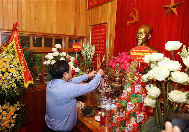 Thủ tướng Phạm Minh Ch&iacute;nh d&acirc;ng hương tưởng niệm Chủ tịch Hồ Ch&iacute; Minh. Ảnh: TTXVN