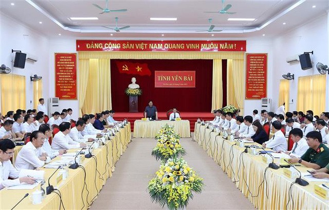 Thủ tướng Phạm Minh Chính làm việc với lãnh đạo chủ chốt tỉnh Yên Bái.  Ảnh: TTXVN