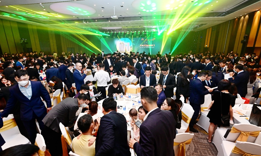 Hàng ngàn khách hàng đã có mặt từ sớm để lựa chọn sản phẩm phù hợp.