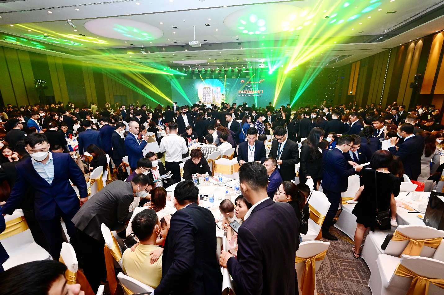 Hàng ngàn khách hàng đã có mặt từ sớm để lựa chọn sản phẩm phù hợp.