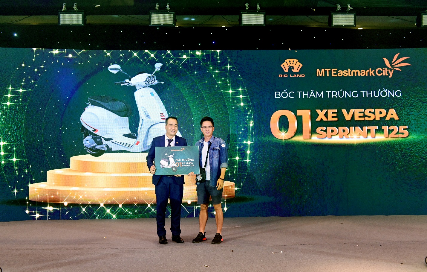 Niềm vui của kh&aacute;ch h&agrave;ng khi nhận những giải thưởng gi&aacute; trị.