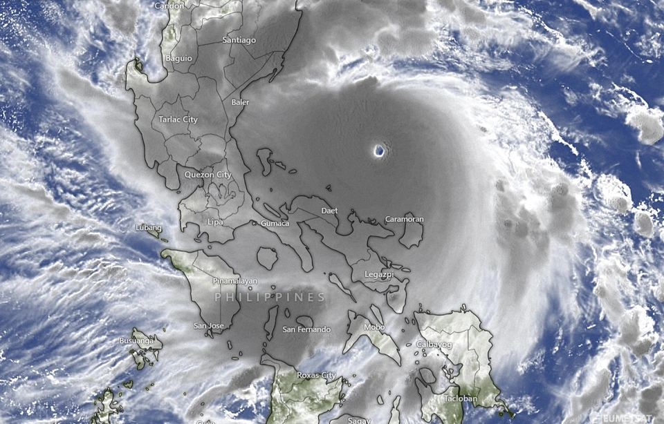 Hình ảnh vệ tinh của siêu bão Noru đang áp sát đất liền Philippines và chuẩn bị vào Biển Đông. Ảnh: Tri Thức Trực Tuyến