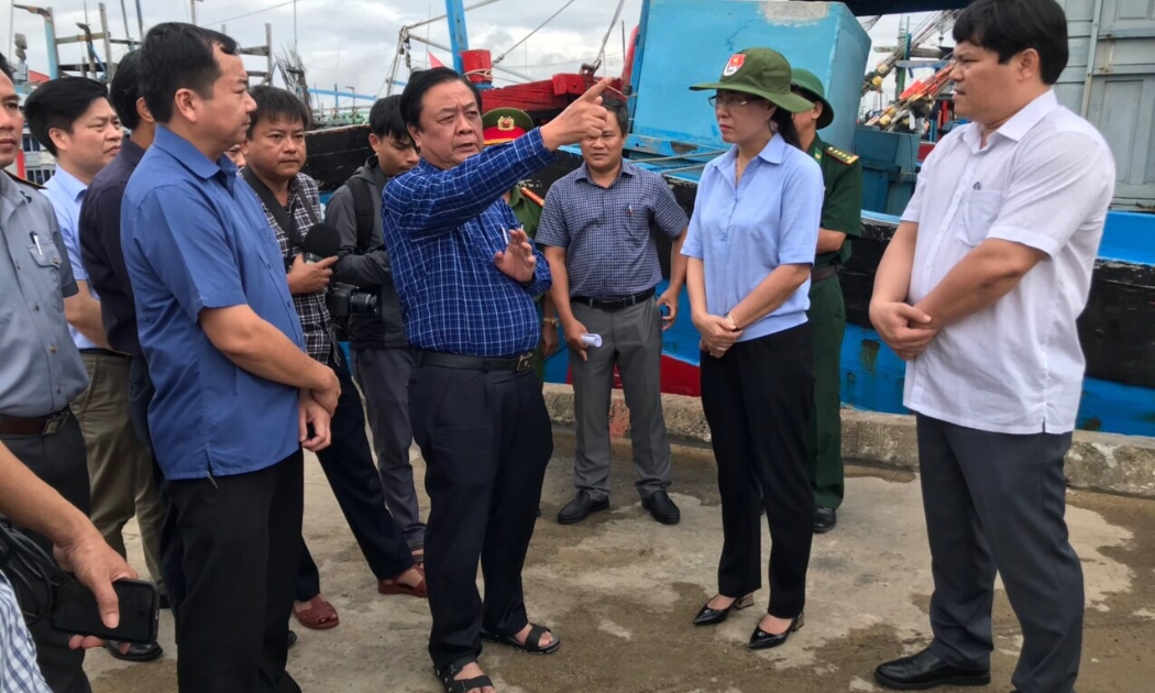 Bộ trưởng Lê Minh Hoan cùng lãnh đạo tỉnh Quảng Ngãi kiểm tra công tác triển kahi ứng phó bão Noru tại khu neo đậu tàu thuyền Tịnh Hòa, thành phố Quảng Ngãi.