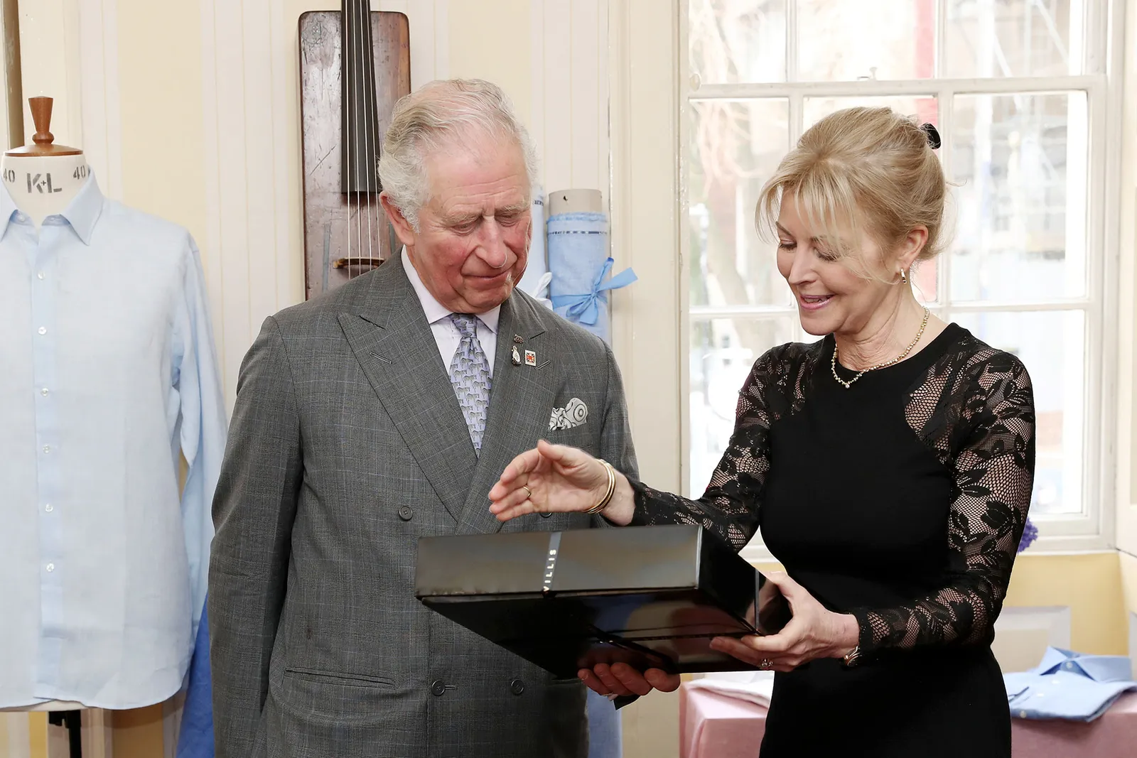 Vua Charles III đến thăm thương hiệu Emma Willis khi ông còn là Thái tử.