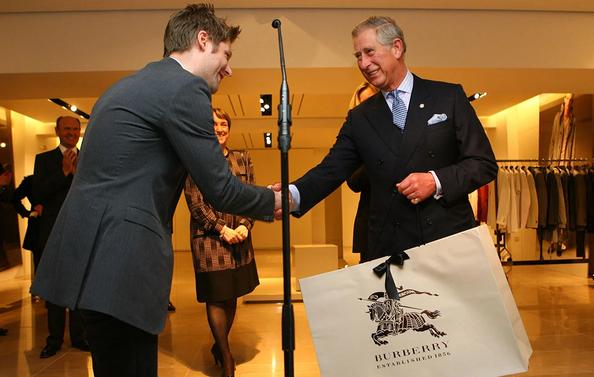 Đối với một số c&ocirc;ng ty, sự chứng nhận của Ho&agrave;ng gia l&agrave; lợi thế quan trọng gi&uacute;p c&aacute;c sản phẩm của họ nhận được sự ch&agrave;o đ&oacute;n nồng nhiệt&nbsp;từ c&aacute;c kh&aacute;ch h&agrave;ng.&nbsp;