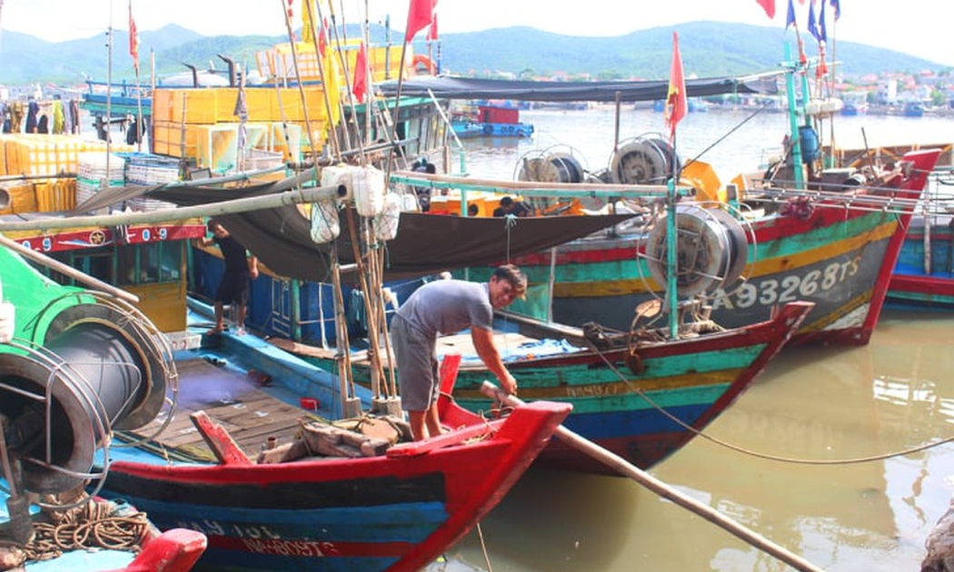 Bão Noru tiến vào Biển Đông, gió giật cấp 14, tiếp tục mạnh lên, đảm bảo khu neo đậu, tránh trú an toàn cho tàu thuyền.