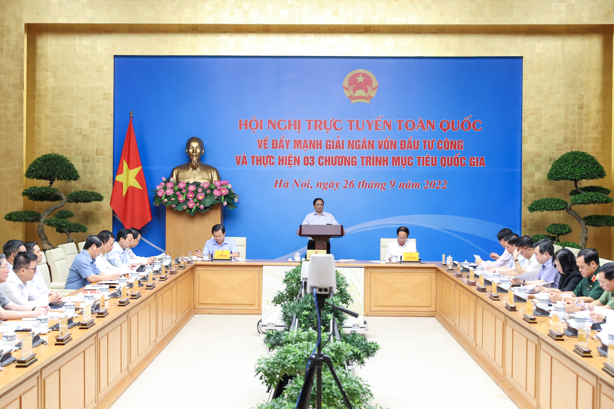 Toàn cảnh Hội nghị trực tuyến toàn quốc về đẩy mạnh giải ngân vốn đầu tư công và thực hiện 3 Chương trình mục tiêu quốc gia ngày 26/9. Ảnh: VGP.