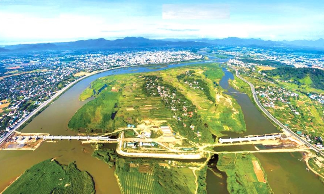Đập dâng hạ lưu sông Trà Khúc đang được thi công nhìn từ trên cao - Ảnh: QN.