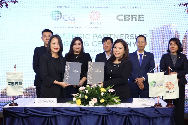 Khoảnh khắc ký kết đáng nhớ của sự kiện giữa Tổng đại ký tiếp thị phân phối Helios và các đơn vị đại lý chiến lược.