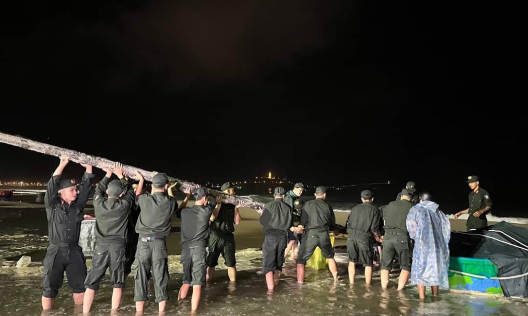Các lực lượng công an, quân đội trên địa bàn Đà Nẵng thức trắng đêm giúp dân đưa tàu bè vào nơi tránh trú bão Noru