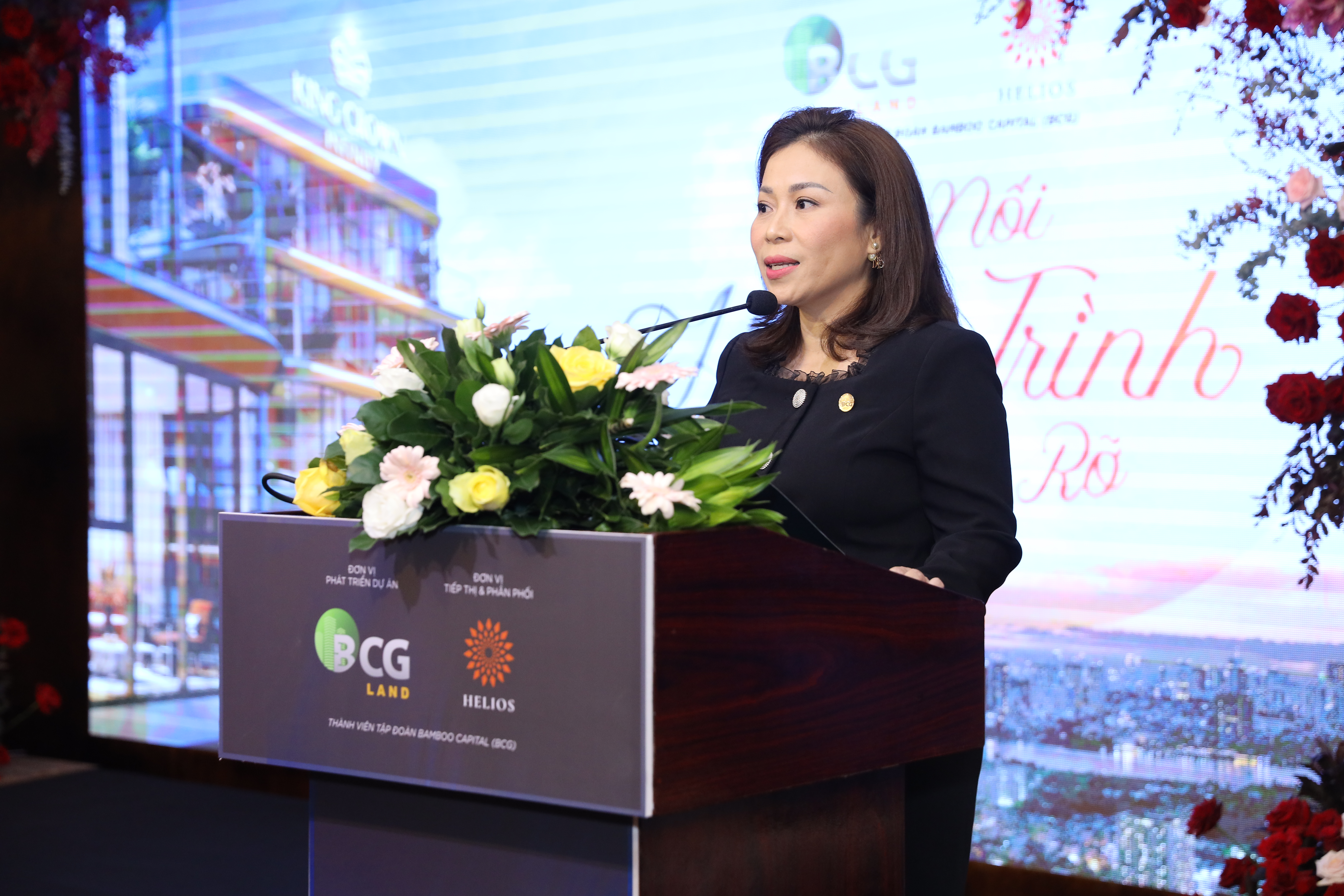 B&agrave; Đo&agrave;n &Aacute;i Vy Ph&oacute; Tổng gi&aacute;m đốc Khối Bất động sản ph&aacute;t biểu tại buổi lễ k&yacute; kết.