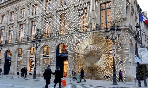 Đến “ông lớn” LVMH cũng phải cân nhắc: Ấn tượng hay tiết kiệm năng lượng?