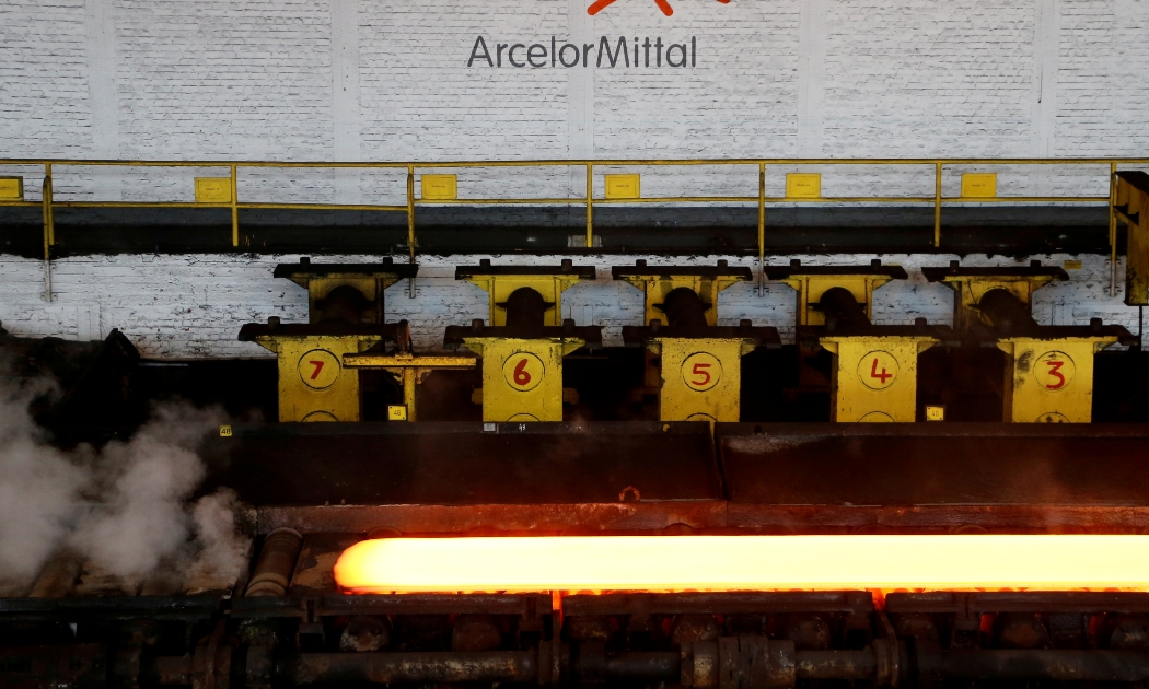 Trong một nhà máy thép của ArcelorMIttal - Ảnh: Reuters.