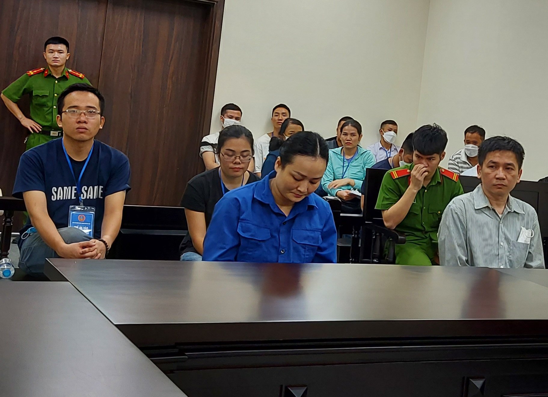 Bị c&aacute;o Tuấn h&agrave;ng đầu, b&ecirc;n tay phải.