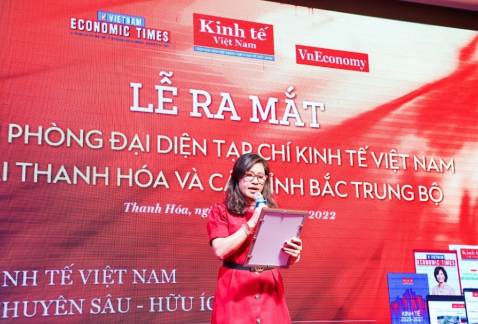 Bà Nguyễn Ngọc Diệp công bố các Quyết định tại buổi lễ.