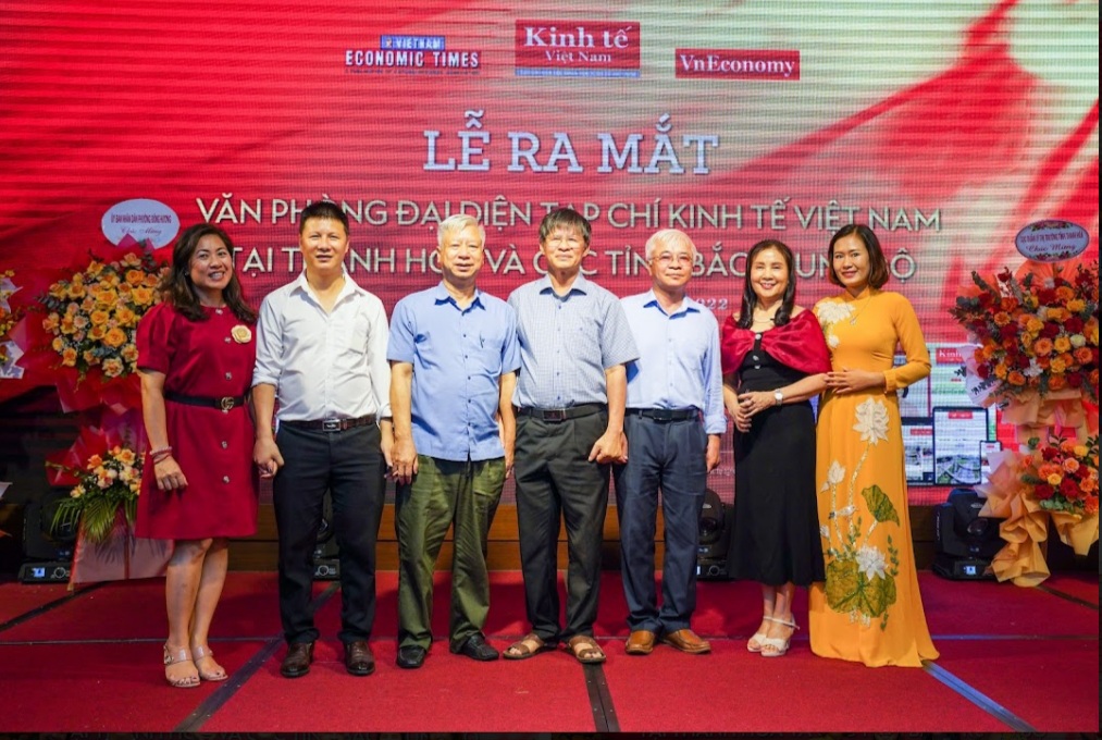 Lãnh đạo Tạp chí Kinh tế Việt Nam chụp ảnh lưu niệm cùng các quan khách tham dự  buổi lễ.