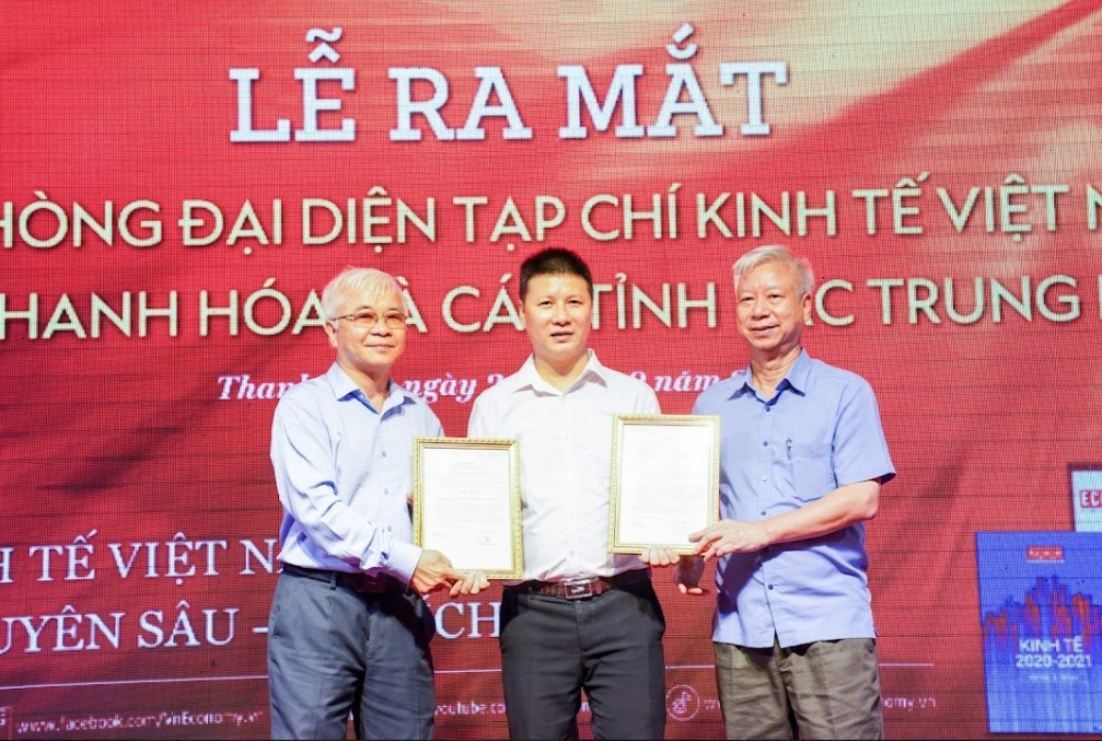 Ông Chử Văn Lâm, Tổng biên tập (ngoài cùng bên trái), ông Đào Quang Bính, Tổng giám đốc (ngoài cùng bên phải) trao Quyết định cho nhà báo Trương Xuân Thiên.