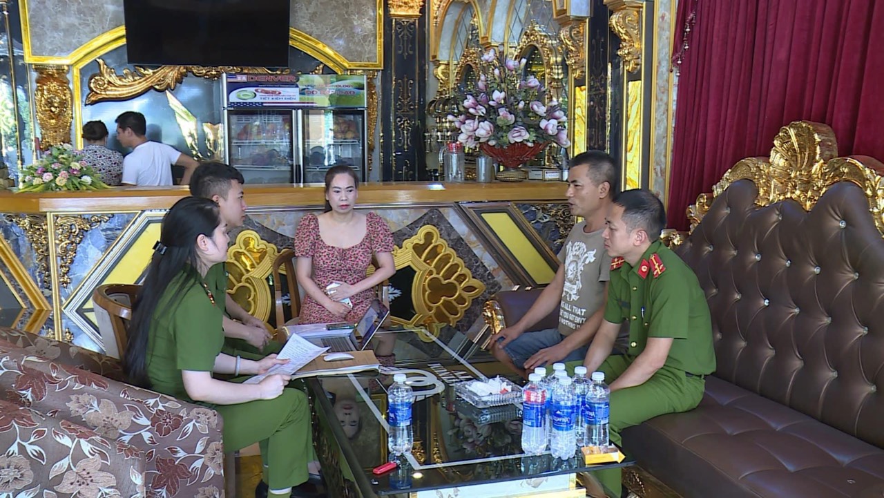Công an Thanh Hóa kiểm tra một cơ sở kinh doanh dịch vụ karaoke